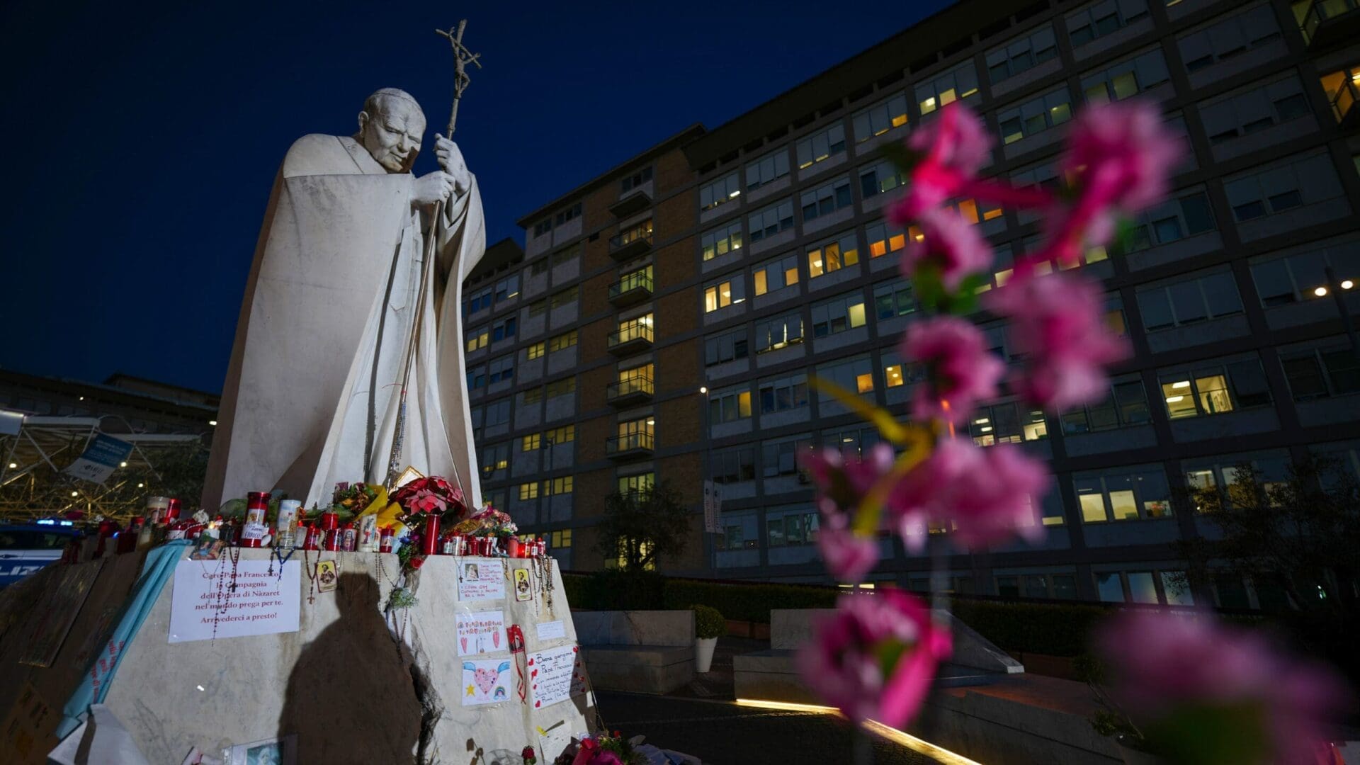 Vidéo - Le pape François poursuit sa convalescence à l'hôpital de Rome avec une réduction de sa dépendance à l'oxygène.