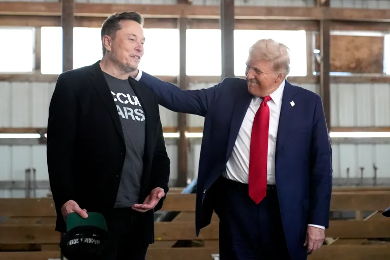 Face au boycott de Tesla par ses adversaires, Trump affirme: "Je vais acheter une nouvelle Tesla!"