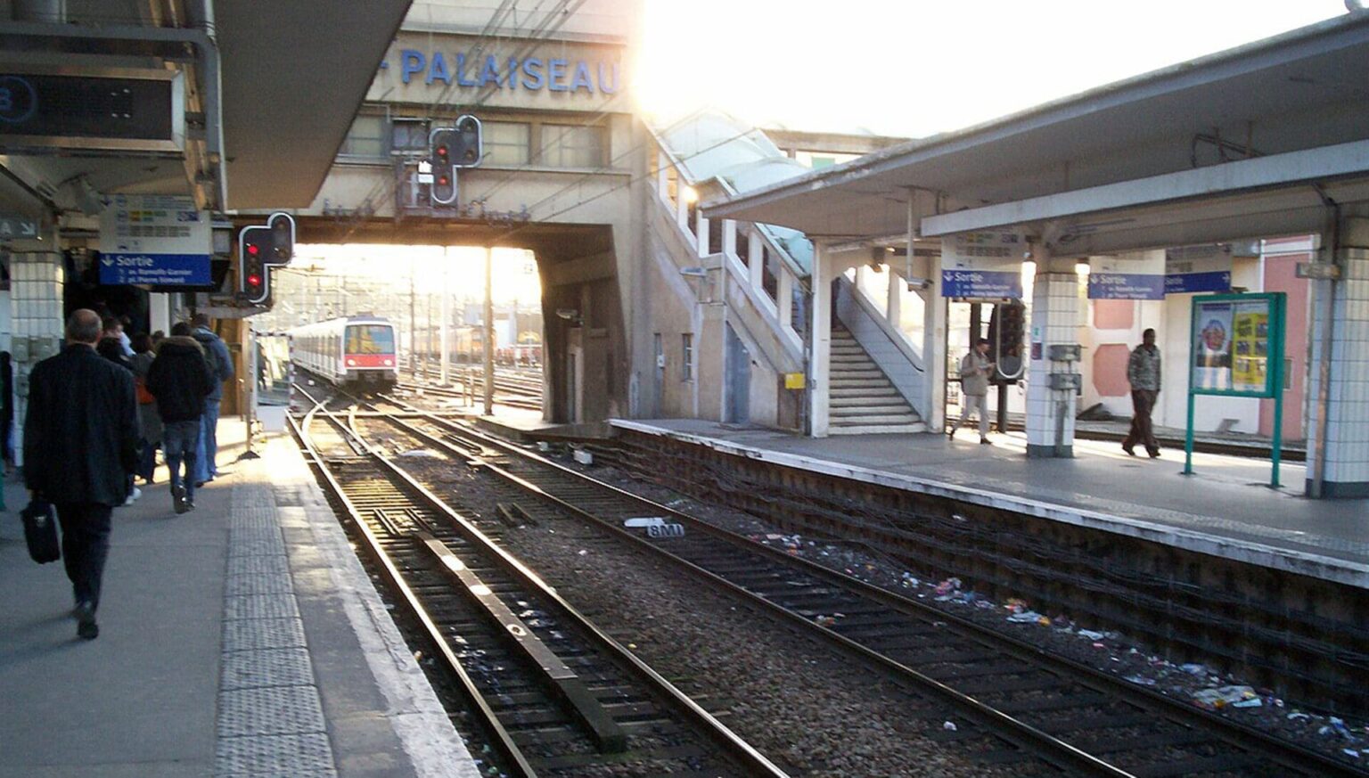 Une femme de 25 ans poussée sur les rails du RER B à Massy. La victime est en urgence absolue