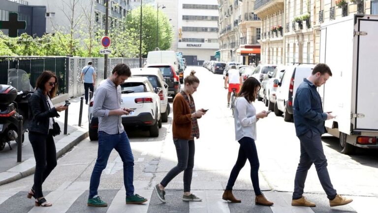 Les « smombies » : ces zombies du smartphone qui mettent leur vie en danger