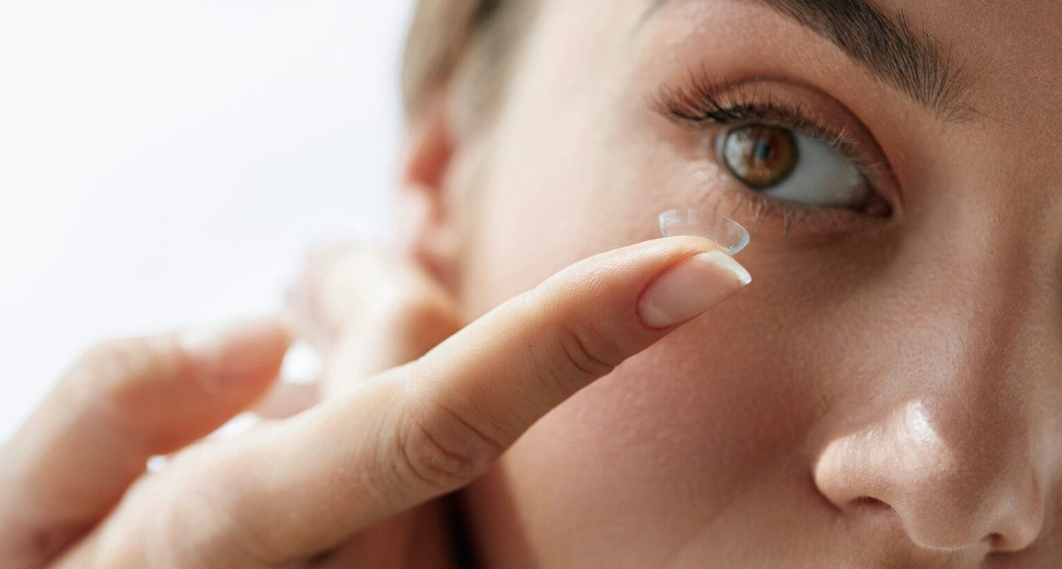SANTÉ - Pourquoi ne faut-il pas porter des lentilles de contact sous la douche