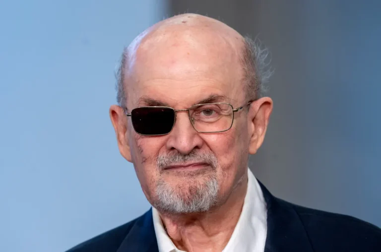 Salman Rushdie publie son premier roman depuis l’attaque de 2022