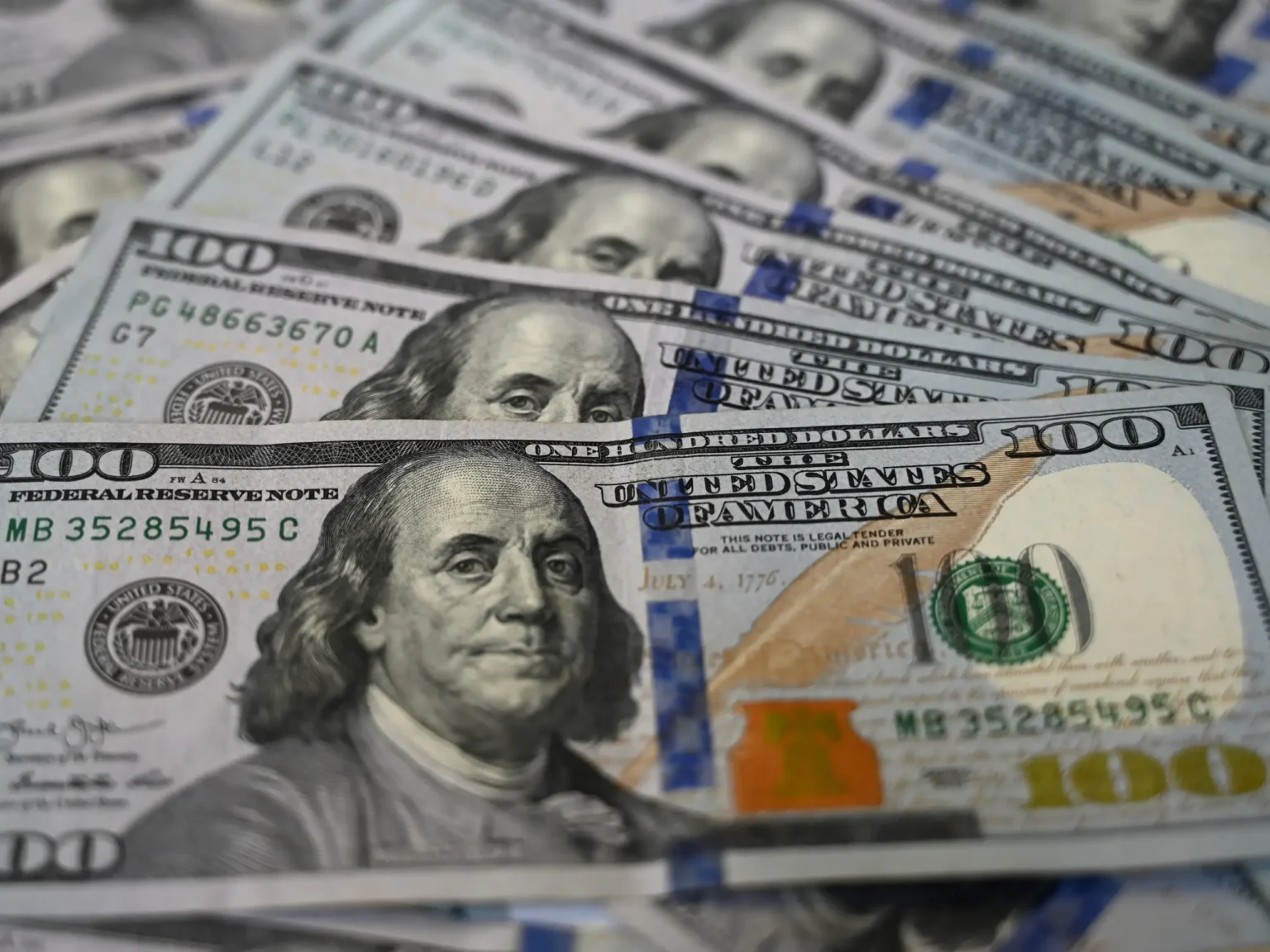 Stabilité du dollar près de son plus bas niveau en 5 mois