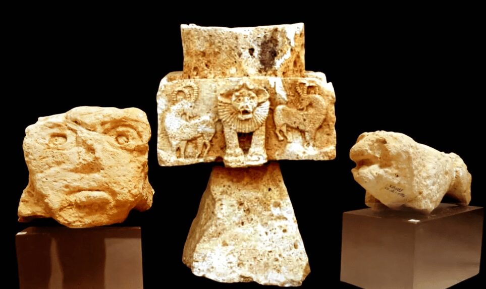 Trois sculptures du site archéologique de Sumharam en Oman