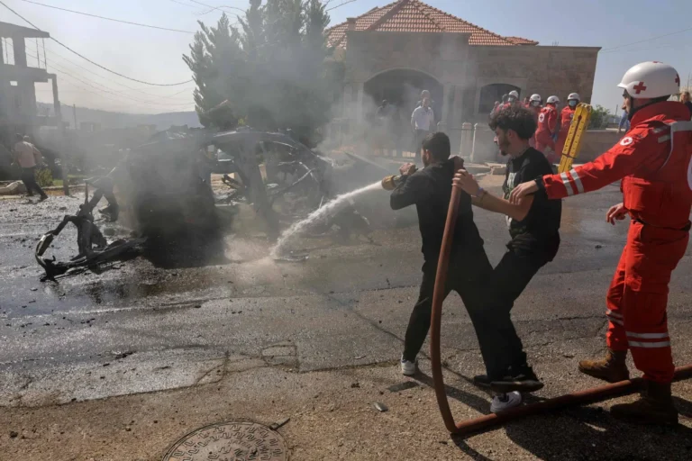 Un homme a été tué dans une frappe israélienne visant une voiture dans le sud du Liban, tôt dimanche, selon le ministère de la Santé, bien qu'un cessez-le-feu soit en place entre le Hezbollah et Israël. Le ministère a déclaré, dans un communiqué rapporté par l'agence nationale d'information, que "l'attaque israélienne contre une voiture dans le village de Yatar a entraîné la mort d'un citoyen et blessé un autre". L'agence a précisé que la frappe a été réalisée par un drone vers 2 heures du matin (00:00 GMT) sur une "voiture tout-terrain (...) sur la route du village de Yatar dans le district de Bent Jbeil". Pour sa part, Avichai Adraee, porte-parole de l'armée israélienne, a déclaré que l'armée avait mené une attaque plus tôt dans la journée, tuant deux membres du Hezbollah. Il a ajouté sur son compte de la plateforme "X" que les deux membres "étaient impliqués dans des activités de reconnaissance et de direction des opérations... dans les régions de Yatar et Mays al-Jabal, au sud du Liban". Il a ajouté que ces activités constituaient une violation des accords entre Israël et le Liban. Cela survient après la mort d'un homme dans un raid israélien ciblant une voiture dans le sud du Liban, selon le ministère de la Santé, tandis que l'armée israélienne a déclaré avoir ciblé "un terroriste du Hezbollah impliqué dans des activités terroristes dans la région de Kfarkila, au sud du Liban". Malgré l'accord de cessez-le-feu entre le Hezbollah et Israël du 27 novembre, facilité par les États-Unis, après un affrontement de plus d'un an, Israël continue de mener des frappes aériennes sur plusieurs zones du sud et de l'est du Liban. Israël déclare qu'il cible les éléments et installations du Hezbollah, affirmant qu'il ne permettra pas au groupe de reconstruire ses capacités après la guerre. Bien que la période pour le retrait des troupes israéliennes du sud du Liban en vertu de l'accord de cessez-le-feu ait expiré le 18 février, Israël maintient sa présence sur cinq points stratégiques au sud du Liban le long de la frontière, ce qui lui permet de superviser les villes frontalières libanaises et les zones adjacentes du côté israélien, afin de s'assurer "qu'il n'y a pas de menace immédiate", selon Tel Aviv. L'accord de cessez-le-feu, conclu sous médiation américaine, a mis fin aux combats entre le Hezbollah et Israël. Il stipule le retrait des forces israéliennes du sud du Liban et le retrait du Hezbollah au nord du fleuve Litani, à environ 30 kilomètres de la frontière, en échange du renforcement du déploiement de l'armée libanaise et des forces de l'ONU (FINUL) dans la région. La députée envoyée américaine pour le Moyen-Orient, Morgan Ortagus, a annoncé mardi que des efforts diplomatiques étaient en cours avec le Liban et Israël par le biais de trois groupes de travail pour résoudre les questions en suspens entre les deux pays, y compris le retrait des cinq points.