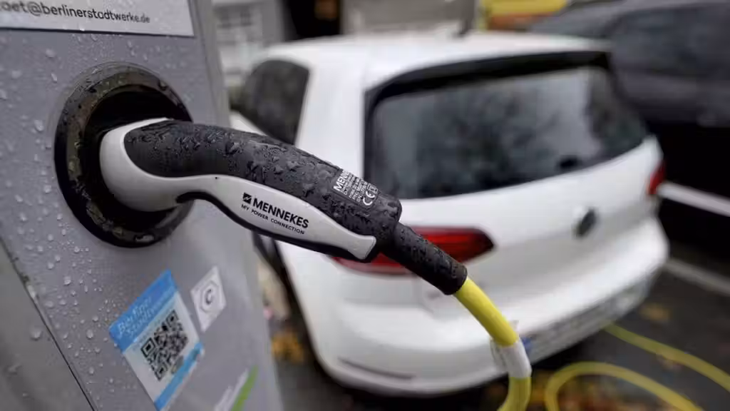 Un syndicat allemand critique le plan de subventions à l’achat de voitures électriques AP Photo/Michael Sohn Un syndicat allemand critique le plan de subventions à l'achat de voitures électriques et propose des alternatives