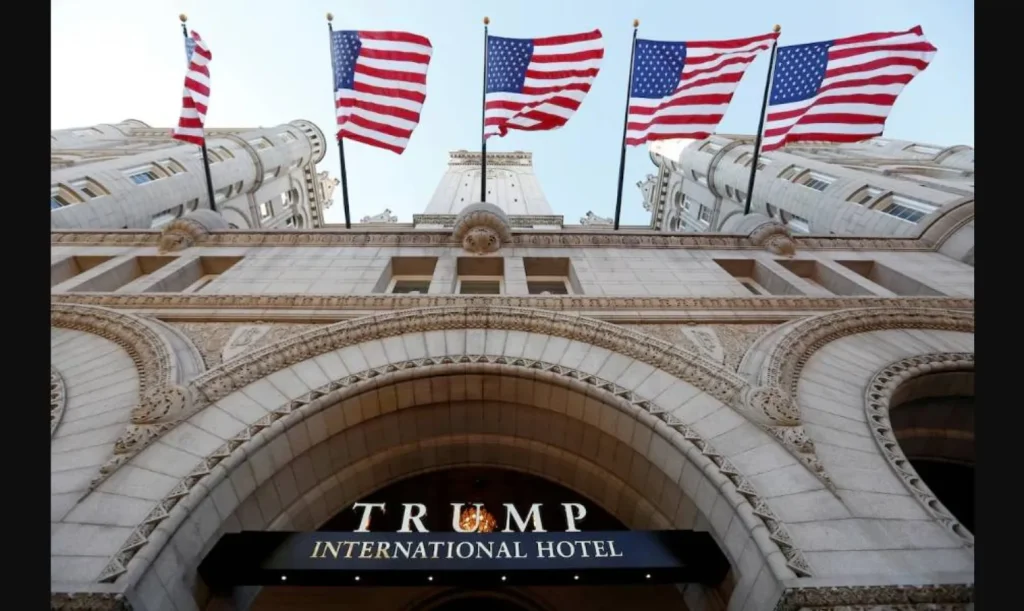 Una anciana muere en un hotel Trump por una puerta giratoria… su hijo pide indemnización
