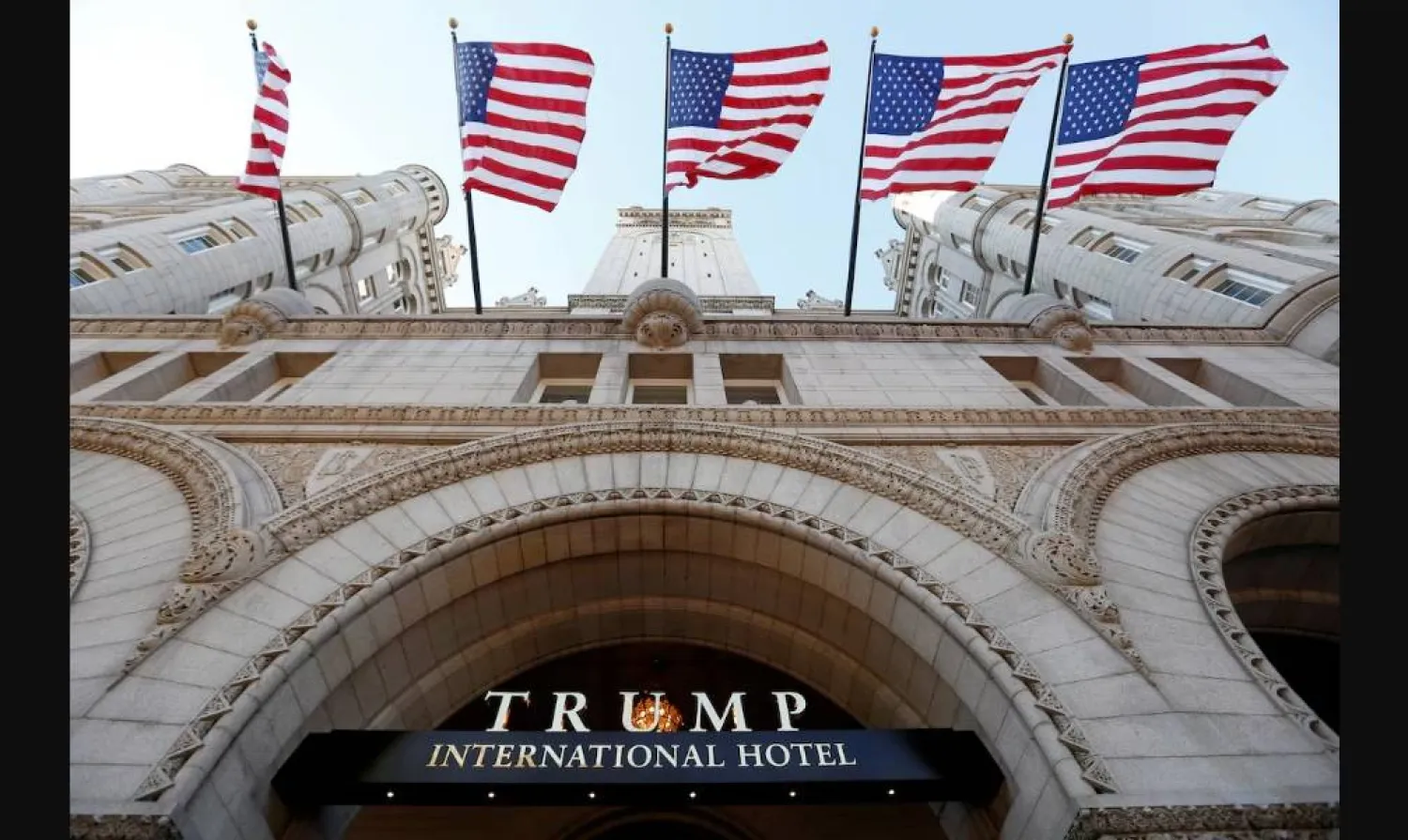 Une femme âgée décède dans un hôtel Trump à cause d’une porte tournante: son fils demande réparation