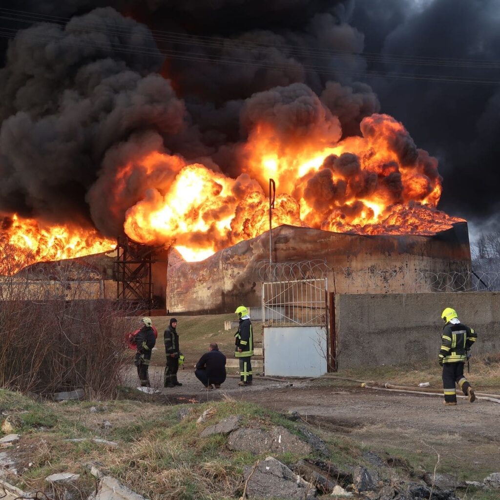 Vidéo – Des incendies se déclarent à Odessa et Zaporijjia après des frappes nocturnes meurtrières de la Russie sur l’Ukraine