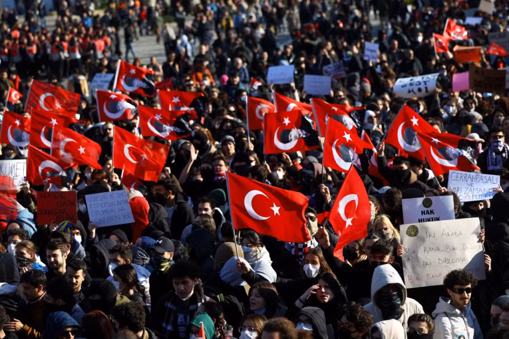 Vidéo – La police affronte des manifestants à Istanbul après l’arrestation du maire de la ville