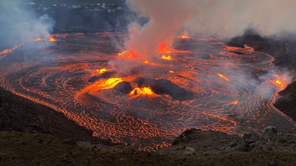 Vidéo - L'éruption volcanique à Hawaii se prolonge jusqu'à tôt mercredi