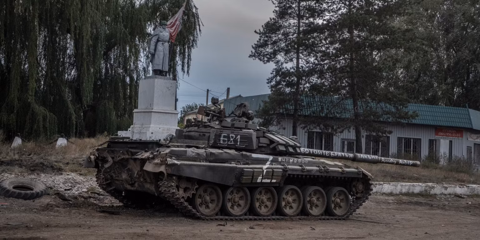 Vidéo Les habitants ukrainiens réagissent aux dégâts après que les autorités aient annoncé que les tirs d'artillerie russes ont frappé Kherson