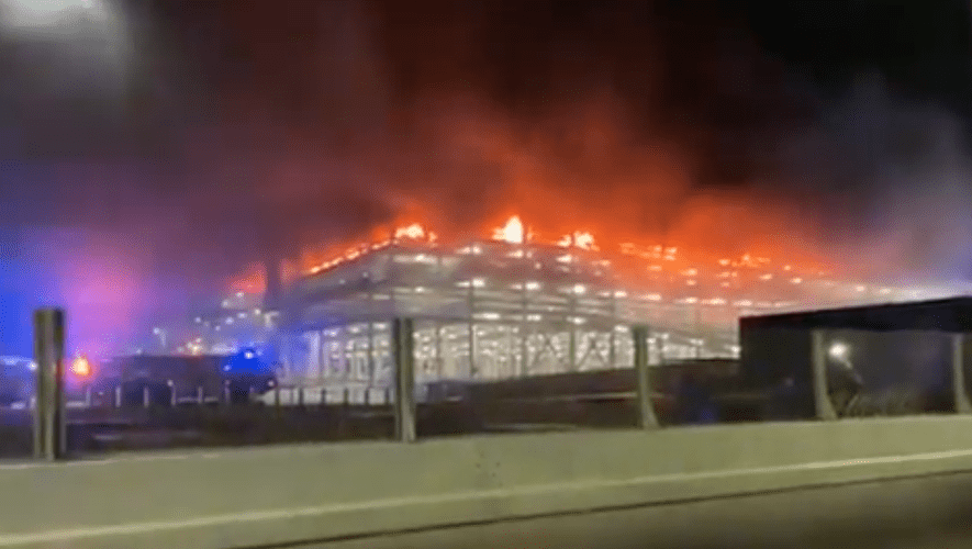 Vidéo - Les routes d'accès à l'aéroport de Heathrow bloquées alors qu'un incendie coupe l'électricité du plus grand aéroport de Londres