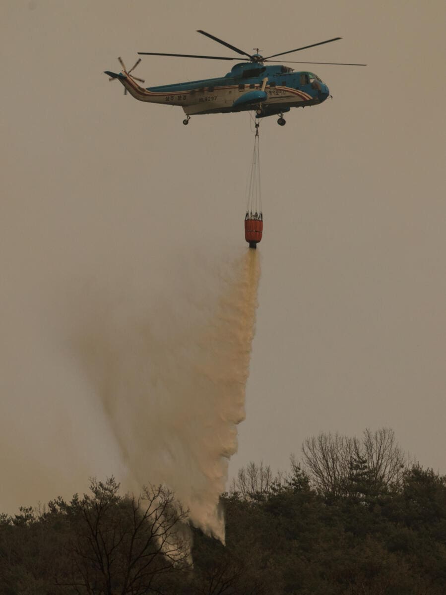 Vidéo - Un hélicoptère s'écrase lors des efforts pour contenir les incendies de forêt dans le sud de la Corée du Sud