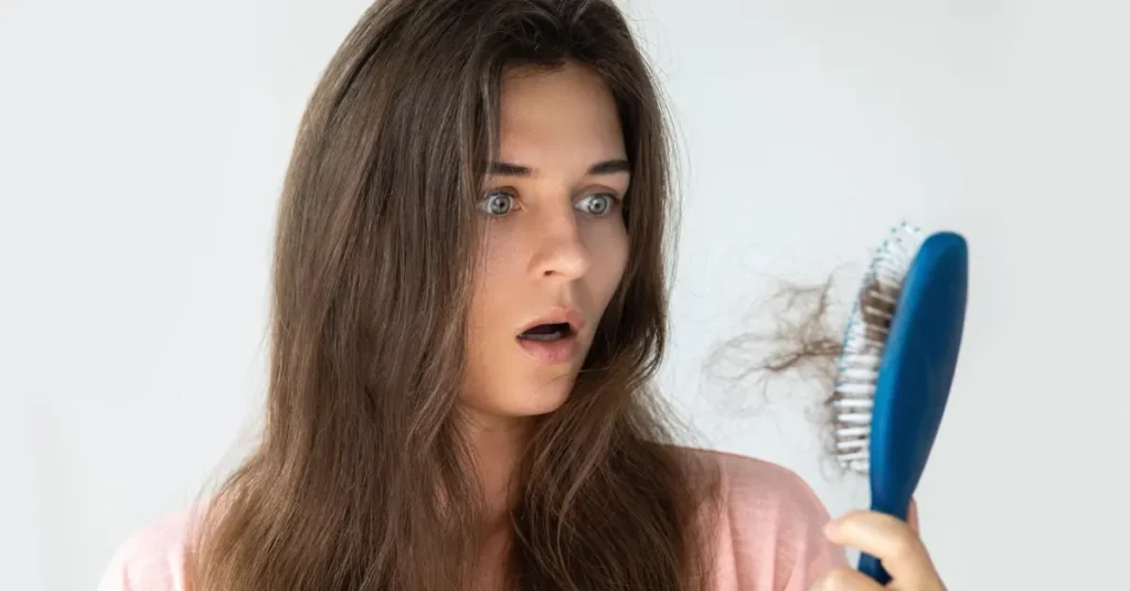 SANTÉ - Voici les moyens les plus simples pour ralentir la chute des cheveux… et stimuler leur croissance !