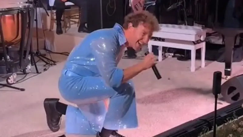 Mark Zuckerberg se déguise façon Claude François pour l’anniversaire de sa femme