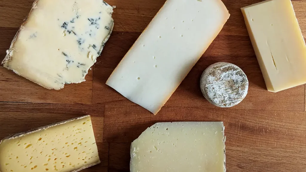 Croûtes de fromage : lesquelles peut-on manger sans risque ?