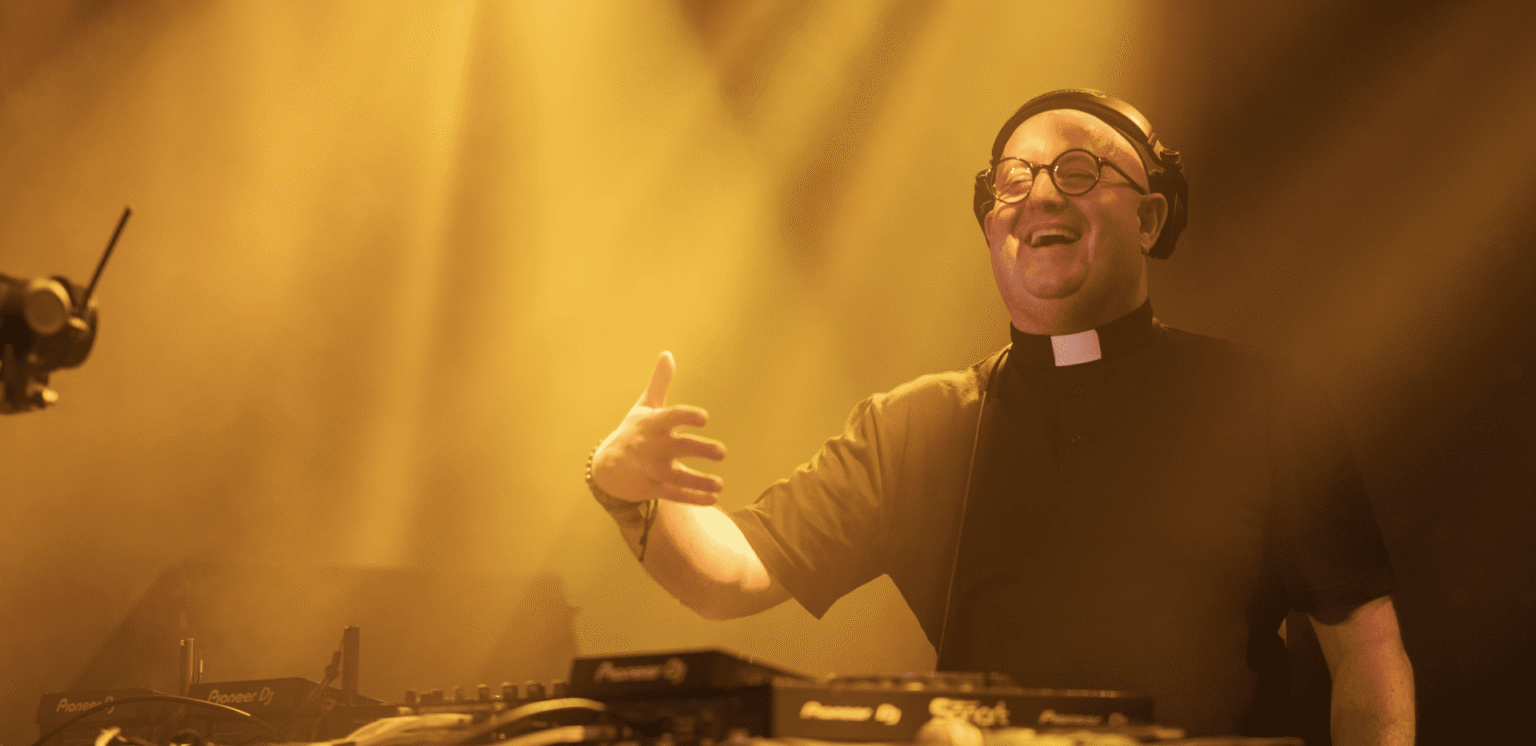 Prenez vos places : le prêtre DJ Padre Guilherme va mixer près d’Arras 