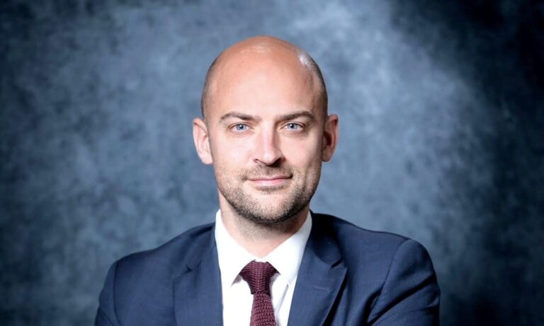 «C’est une faute morale et juridique.» Le ministre des Affaires étrangères soutient à son tour Cyril Hanouna après l’affiche « antisémite » de LFI