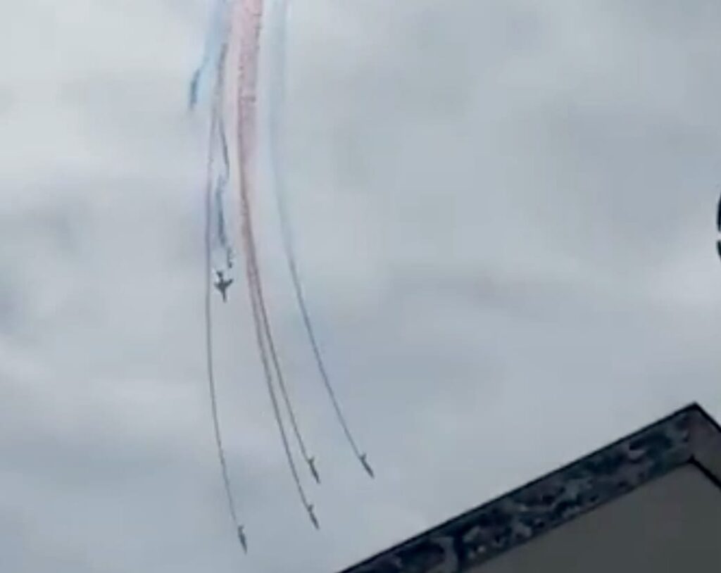 Collision de deux avions de la Patrouille de France lors d’un entraînement