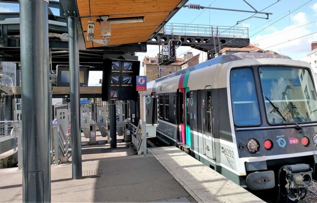 31-летняя женщина, столкнувшаяся в понедельник на пути RER B в Масси, скончалась.