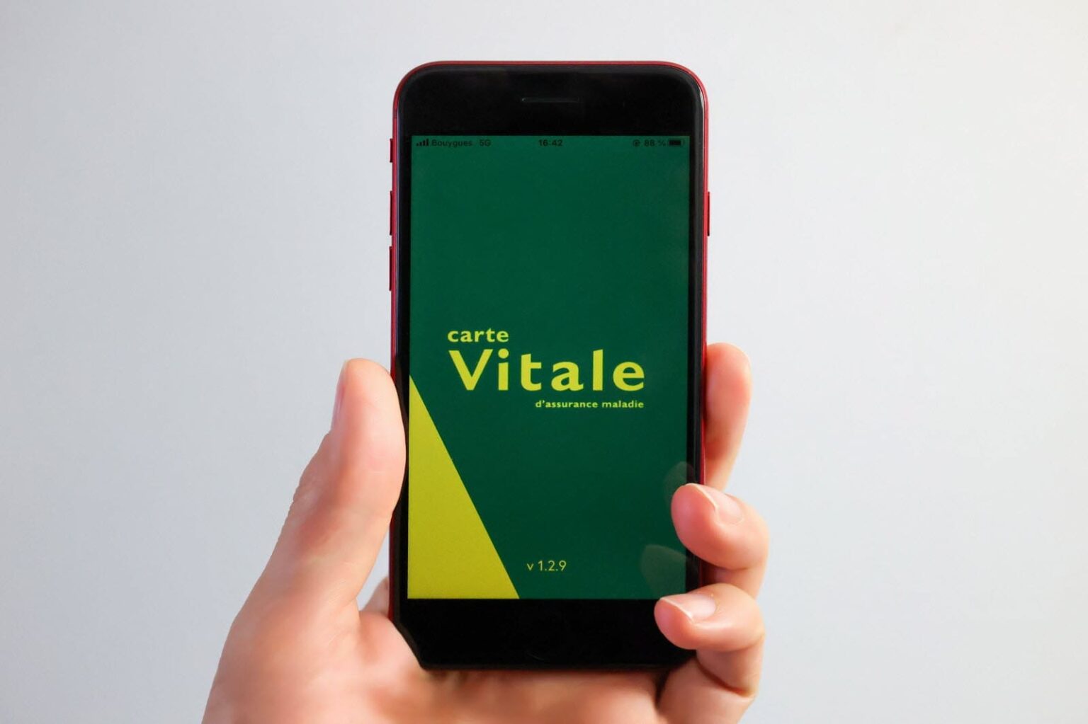 la-carte-vitale-est-accessible-via-l-application-france-identite-photo-d-illustration-sipa-syspeo-1742333146