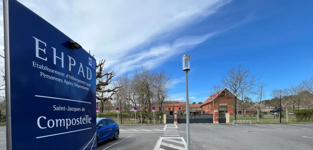 **Злоупотребления в домах престарелых: наложено 55 серьезных санкций, 11 учреждений закрыто** Спустя три года после скандала в Орпеа обещанные правительством проверки привели к тревожному выводу: на 55 дома престарелых было наложено 43 серьезных санкций, 11 из которых были вынуждены закрыться навсегда. ### Серьезные неисправности в нестабильных учреждениях План контроля, запущенный в 2022 году, был реализован региональными агентствами здравоохранения (ARS) и выявил случаи **жестокого обращения, серьезных неисправностей** и **недостатков в уходе**, предоставляемом жителям. В некоторых случаях инспекторы совершали внезапные визиты, в первую очередь проверяя структуры, подозреваемые в злоупотреблениях. Результат: 35 учреждений были переданы под временное управление, 9 временно приостановлены, а 11 закрыты навсегда, как, например, в Дордиве (Луаре), где государственный дом престарелых прекратил свою деятельность 31 декабря. ### Повышение прозрачности, но недостаточная реакция, по мнению специалистов Министр Шарлотта Парментье-Лекок отстаивала желание **«вернуть прозрачность в систему»**, настаивая на новых обязательствах учреждений, особенно в отношении питания, прав посещения и финансовой прослеживаемости. Создан **комитет по борьбе со злоупотреблениями**, а закон 2024 года о здоровом старении вводит новые показатели качества. Однако, по словам Паскаля Шампвера, вице-президента AD-PA, **«государство не справляется с этой задачей»**, и по-прежнему ощущается нехватка ресурсов для привлечения большего количества специалистов. Задача остается колоссальной, и восстановить доверие трудно.