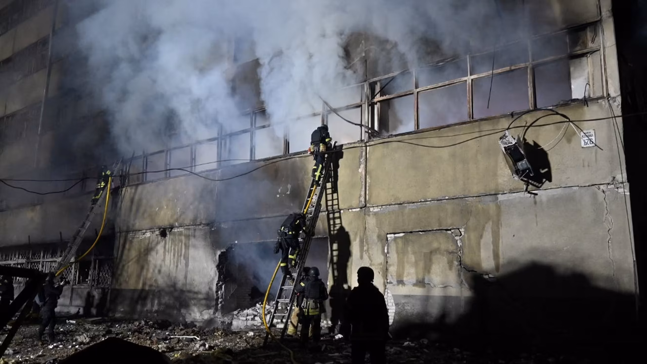 Ukraine : une nouvelle salve de frappes russes fait un mort et dix blessés