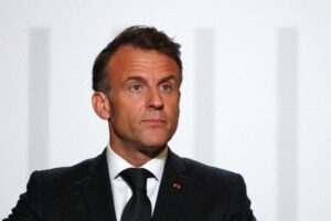 Emmanuel Macron appelle les chercheurs "du monde entier" à "choisir" la France et l'Europe, avec un "rendez-vous le 5 mai"