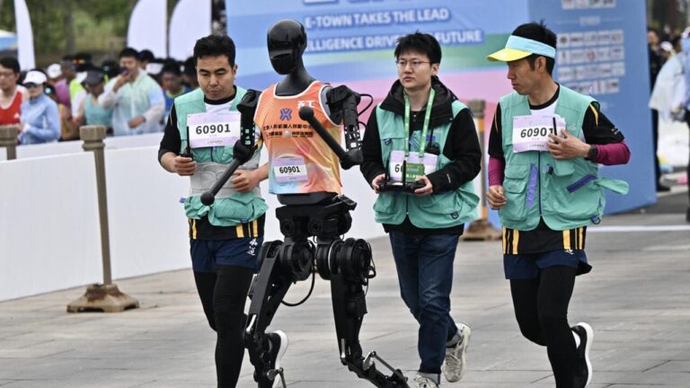 Course de robots humanoïdes en Chine : un semi-marathon historique
