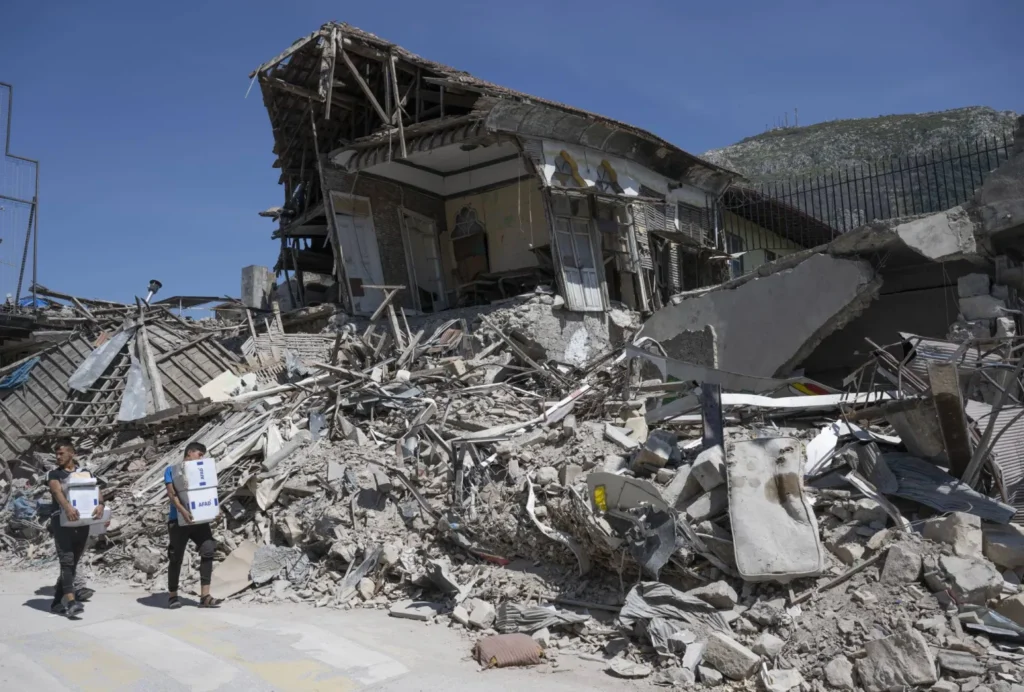 Un séisme de magnitude 6,02 frappe la Turquie Un séisme de magnitude 6,02 a frappé la Turquie aujourd'hui (mercredi). Le puissant tremblement de terre a secoué les bâtiments d'Istanbul, avec des images montrant des gens quittant les immeubles au moment du séisme, selon l'agence de presse Reuters. Le Centre de recherche en sciences géologiques allemand (GFZ) a confirmé que le séisme avait une magnitude de 6,02 et a précisé que son épicentre se trouvait à une profondeur de dix kilomètres.