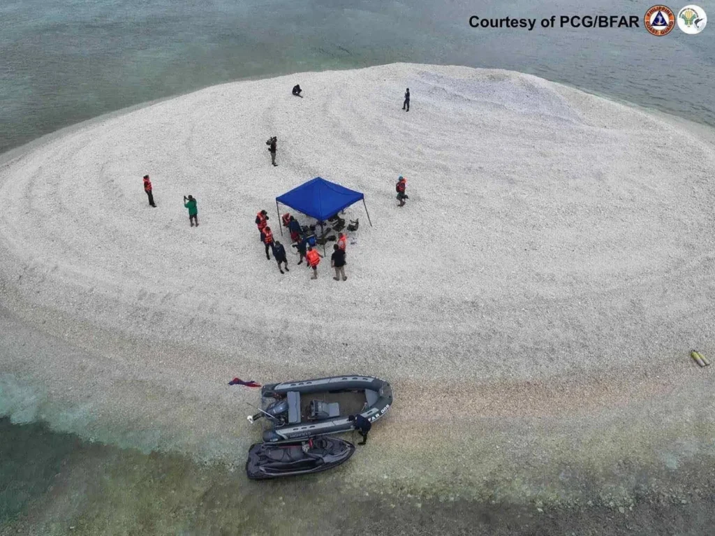 Des gardes-côtes chinois débarquent sur une île disputée avec les Philippines