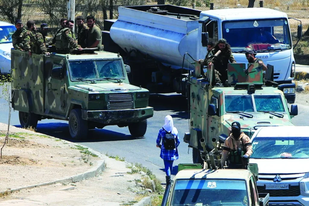 «Enregistrement fabriqué» attise des tensions sectaires en Syrie Un enregistrement audio falsifié, attribué à tort à un cheikh druze de Syrie et contenant des propos injurieux envers l’islam, a déclenché de violents affrontements sectaires près de Damas, causant la mort d’au moins 12 personnes. Les combats ont opposé des groupes armés de la ville de Jaramana, dans la banlieue sud de Damas, à des habitants d’une localité voisine. L’escalade rapide des tensions confessionnelles en l’espace de 24 heures a conduit à l’utilisation d’armes lourdes, notamment des obus de mortier, dans des zones à majorité druze. Selon Asharq Al-Awsat, la situation à Jaramana est redevenue calme hier. Le porte-parole du ministère de l’Intérieur syrien a confirmé que deux membres des services de sécurité figurent parmi les victimes. Dans un communiqué, le ministère a appelé au respect de l’ordre public et à éviter tout acte de vengeance ou réaction collective. Il a aussi précisé qu’une enquête approfondie est en cours : les premières vérifications ont révélé que la voix attribuée au cheikh ne lui appartenait pas, et les autorités cherchent à identifier le véritable auteur de l’enregistrement. Un communiqué publié par les habitants de Jaramana affirme qu’une incitation à la haine religieuse avait précédé ces violences, et met en garde contre les appels à la discorde, affirmant qu’ils ne servent que les ennemis de la Syrie et de son unité nationale.