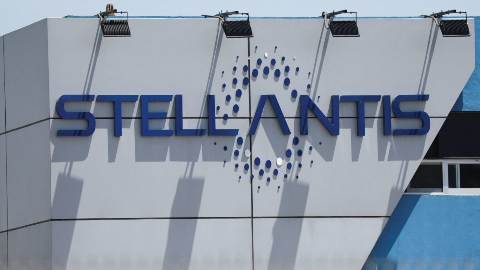 Stellantis recule face aux surtaxes américaines et reporte ses objectifs 2025