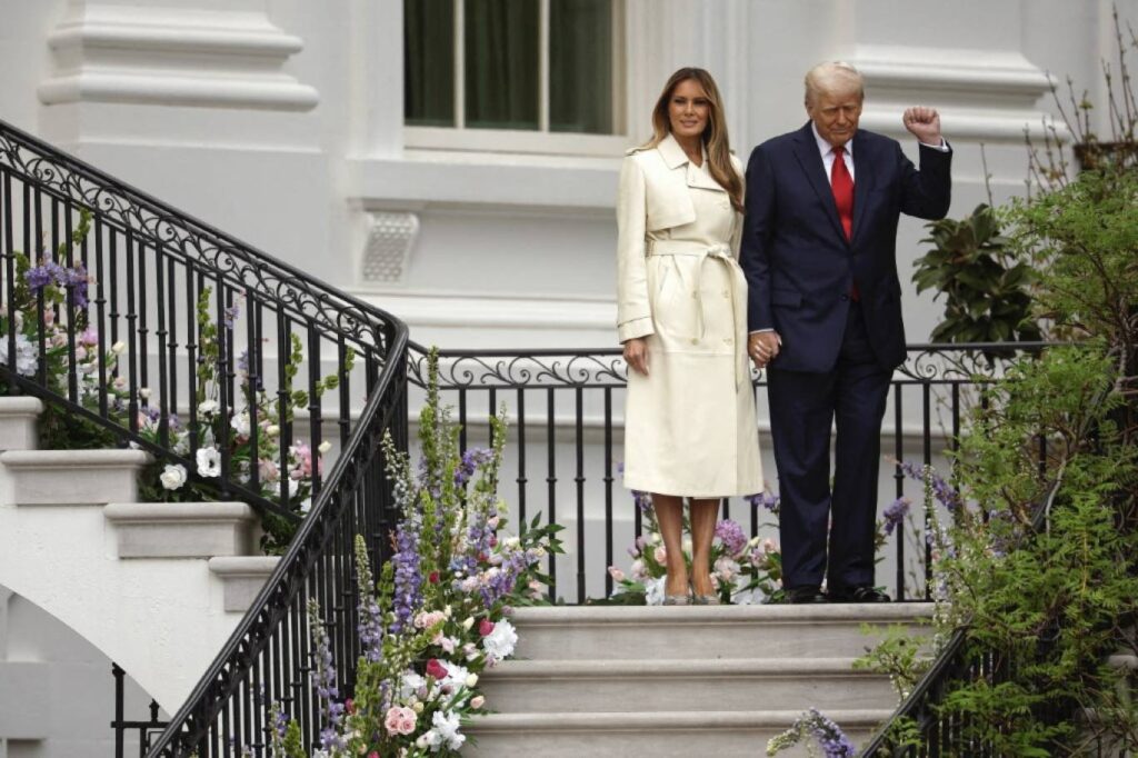 Un anniversaire sans cadeau pour Melania Trump parmi les nuages