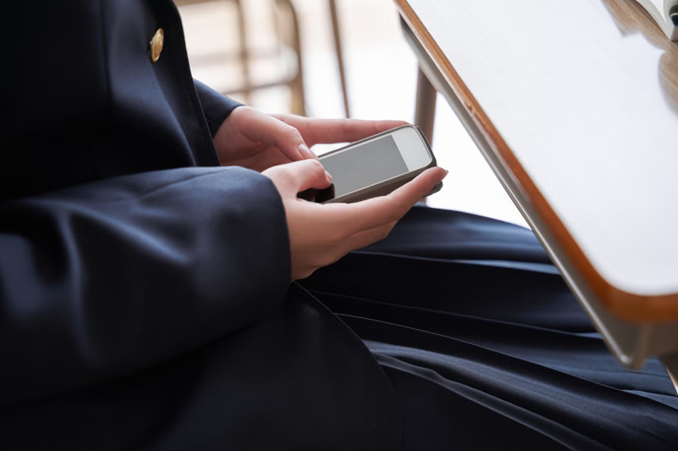 Les écoles britanniques interdisent les téléphones portables. Voici ce qui s'est passé ensuite
