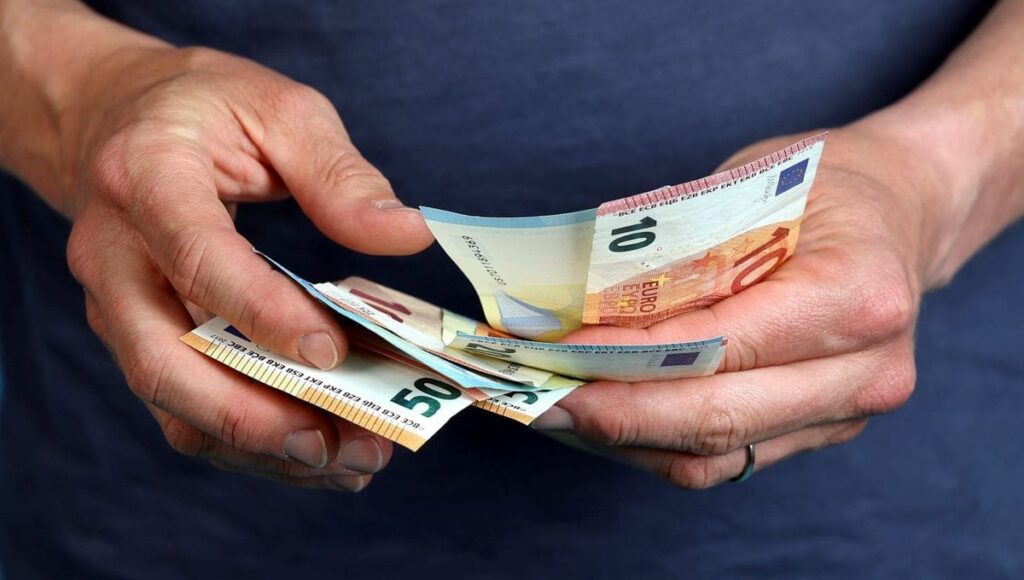 Dons sous tension : quand la générosité française calcule chaque euro