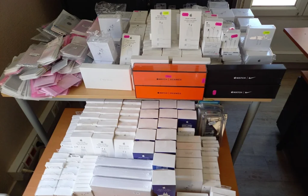 Nouvelle rafle de contrefaçons à Brest : la douane vide un magasin de téléphonie