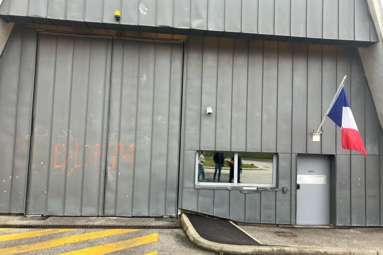 Vague d'attaques contre les prisons : 22 suspects interpellés en France