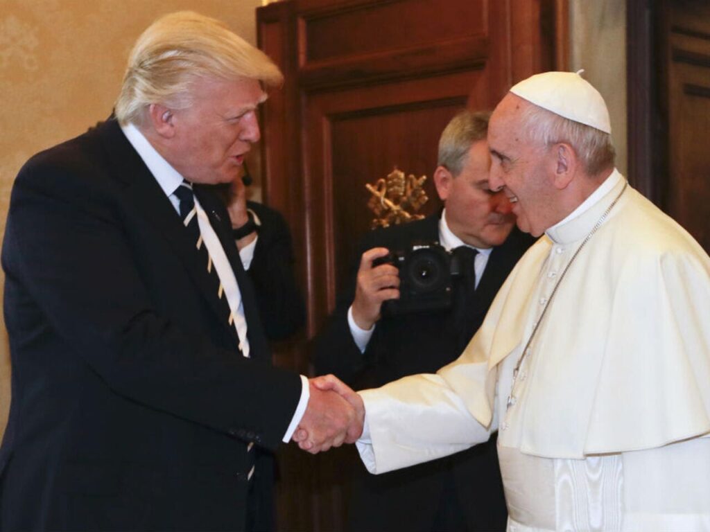 Donald Trump rend un hommage sobre au pape François malgré des relations houleuses