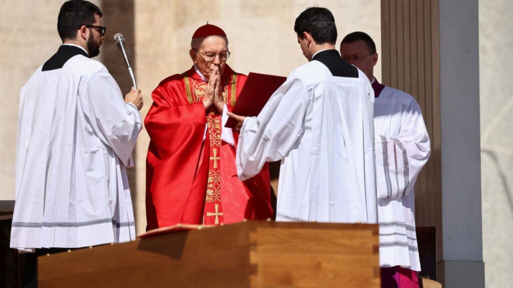 Le cardinal Re rend hommage à un pape « proche des gens »