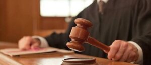 Pour avoir menacé la juge du procès Le Pen : huit mois avec sursis à 76 ans