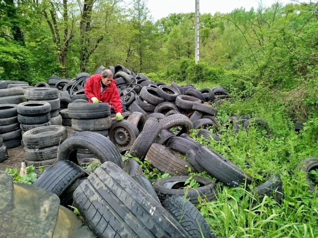 Tarn : un dépôt sauvage de 1 063 pneus sorti de l’oubli par trois courageux
