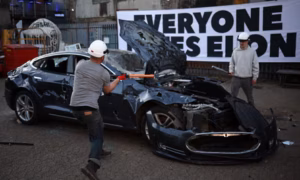 Londres : une Tesla pulvérisée à coups de masse pour dénoncer Elon Musk