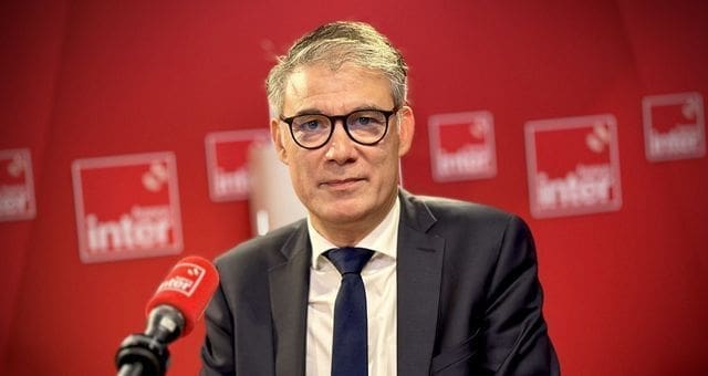 Olivier Faure accuse François Hollande de semer la discorde pour mieux revenir