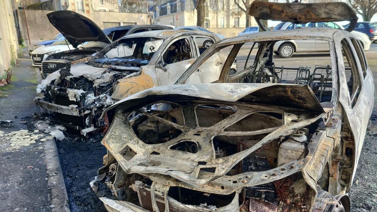 Thouars : 20 voitures incendiées en une nuit, la ville sous tension