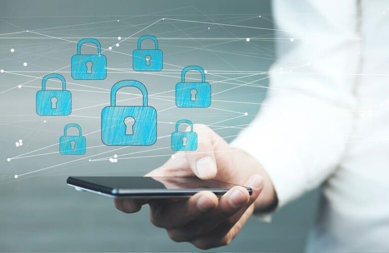 Une nouvelle fonctionnalité de sécurité importante ajoutée aux appareils Android Des sites spécialisés dans les technologies ont rapporté que Google s’apprête à introduire une nouvelle fonctionnalité de sécurité sur les smartphones et tablettes fonctionnant sous Android, afin de mieux protéger les données personnelles. Selon les informations disponibles, cette nouvelle fonctionnalité s’appellera « redémarrage automatique ». Elle permettra au système d’exploitation de redémarrer automatiquement l’appareil lorsque l’écran reste verrouillé pendant trois jours consécutifs. Ainsi, après ce redémarrage, l’accès aux données du téléphone ne sera possible qu’en saisissant le code PIN, ce qui signifie qu’en cas de perte ou de vol, seul l’utilisateur légitime pourra déverrouiller l’appareil. Le site 9to5Google a précisé que cette fonctionnalité sera disponible uniquement sur les téléphones et tablettes Android, et ne s’appliquera pas aux appareils Android TV, aux systèmes Android pour voitures ni aux montres connectées. À noter qu’Apple a récemment annoncé une fonctionnalité similaire pour l’iPhone, baptisée « redémarrage de l’appareil en cas d’inactivité », qui sera intégrée au système iOS 18.1. Cette dernière redémarrera l’appareil si l’écran reste verrouillé pendant quatre jours d’affilée. On ne sait pas encore exactement quand cette nouveauté sera disponible sur Android, mais elle devrait être déployée en phase de test dans les prochaines semaines.