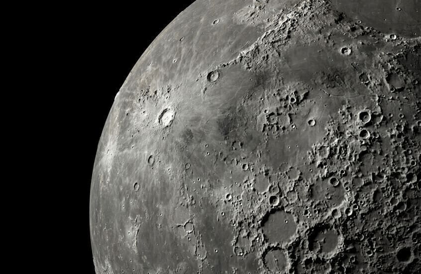 Des scientifiques de la NASA découvrent une source inattendue d’eau à la surface de la Lune