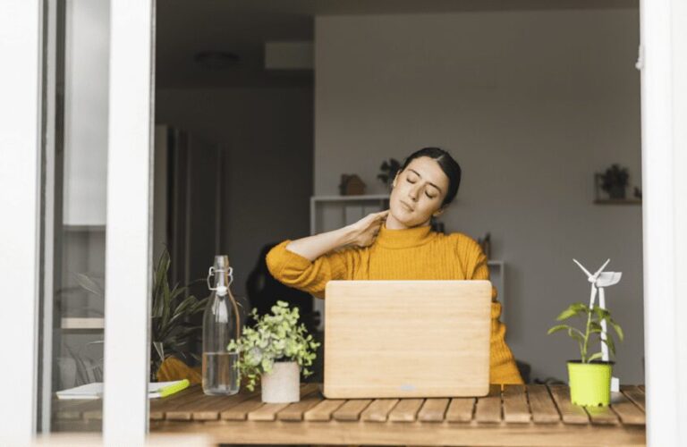 Le seuil quotidien de temps passé assis qui prédit les douleurs au cou