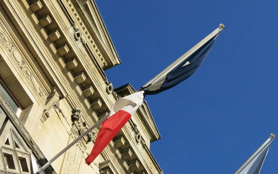 La gauche s’indigne de la mise en berne des drapeaux pour le pape, oubliant que la France est chrétienne et que le pape est chef d’État